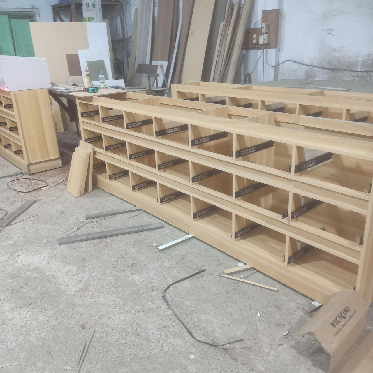 Khung sofa và máy móc tại xưởng Chú Bảy