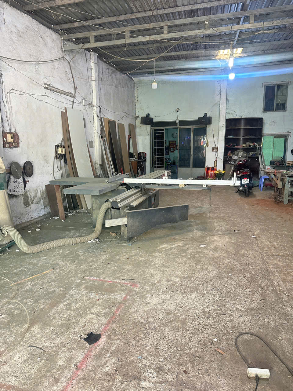 Khung và máy móc tại xưởng — nơi gia công sofa theo mẫu